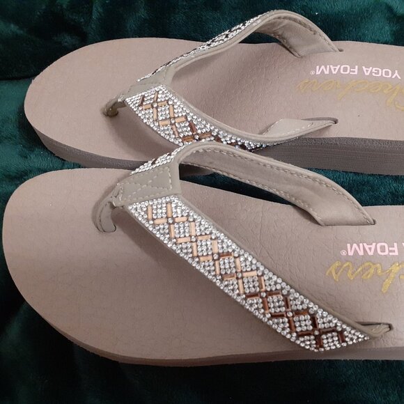 SKECHERS YOGA FOAM THONG SANDAL NEW - Picture 1 of 16
